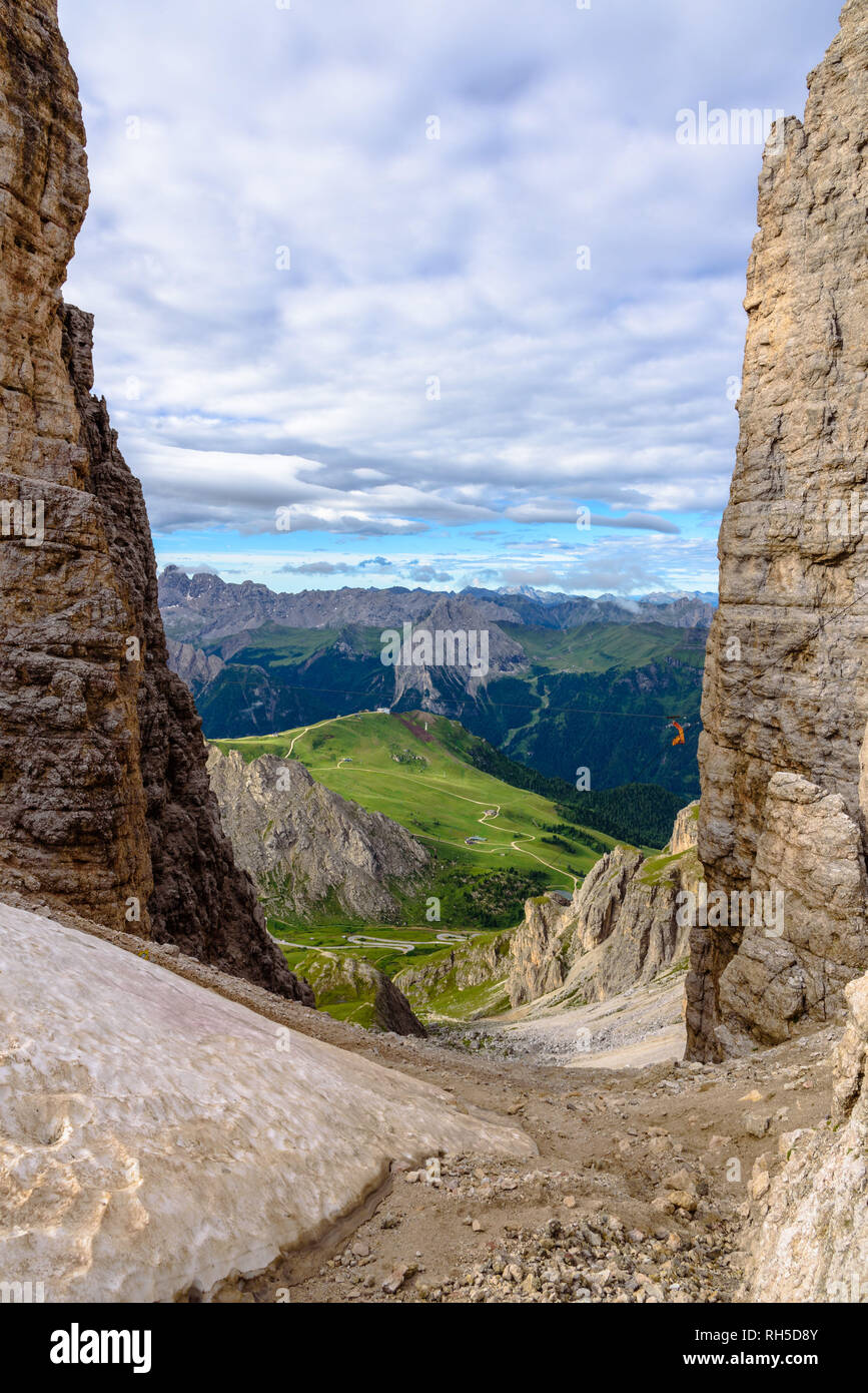 Guardando verso il basso tra pareti di roccia verso il Passo Pordoi dal massiccio del Sella Foto Stock