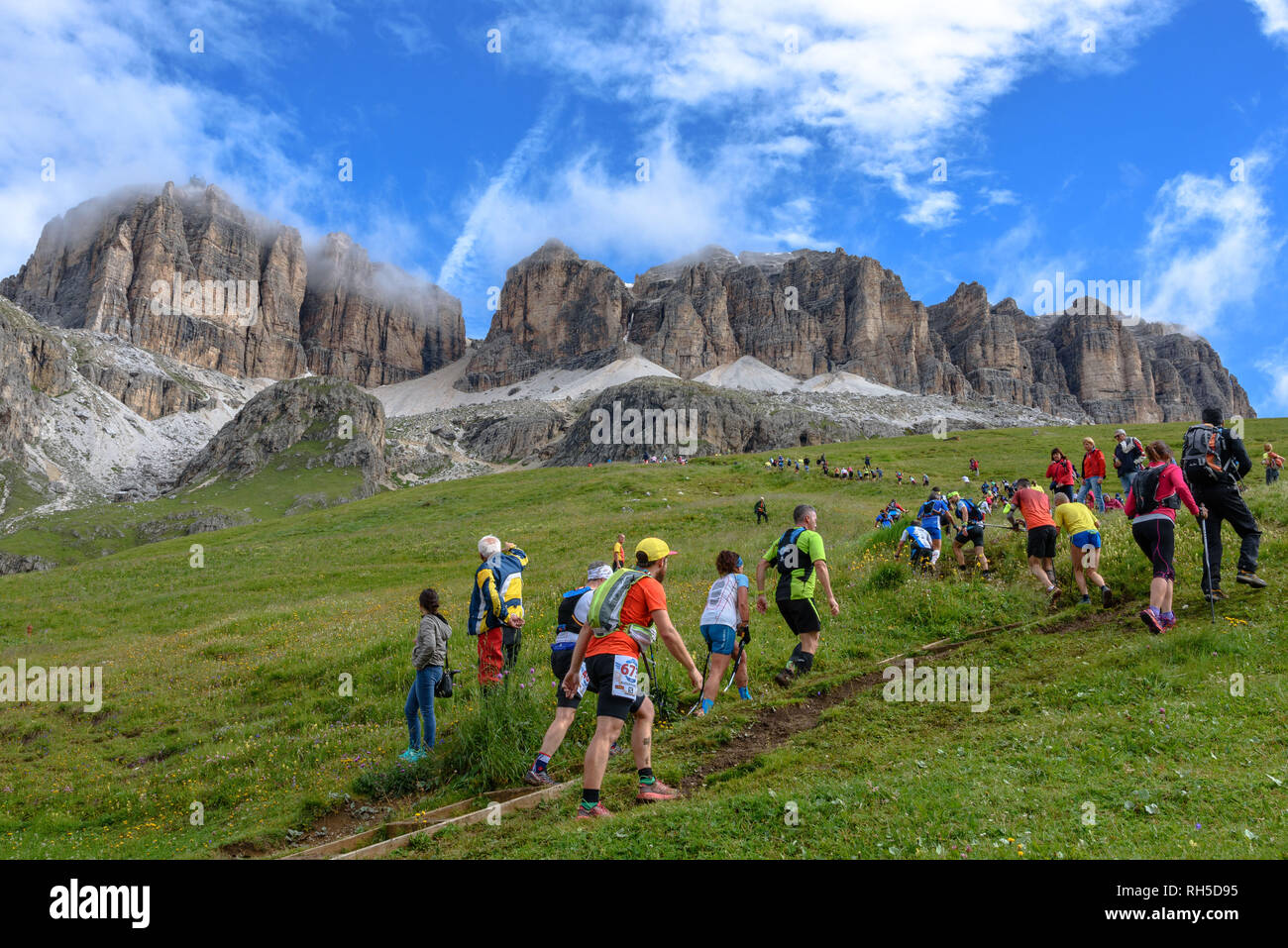 I partecipanti in la Dolomites Skyrace in esecuzione il massiccio del Sella Foto Stock