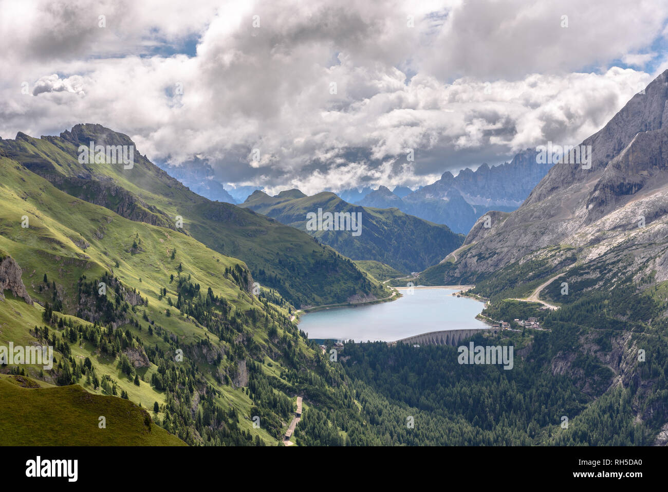 Lago di Fedaia nelle Dolomiti con il Monte Civetta in distanza Foto Stock