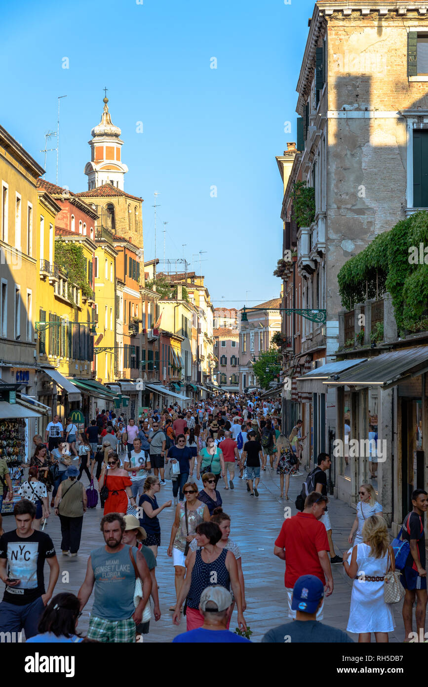 I turisti affollano la trafficata strada Nova in Cannaregio, Venezia in estate Foto Stock