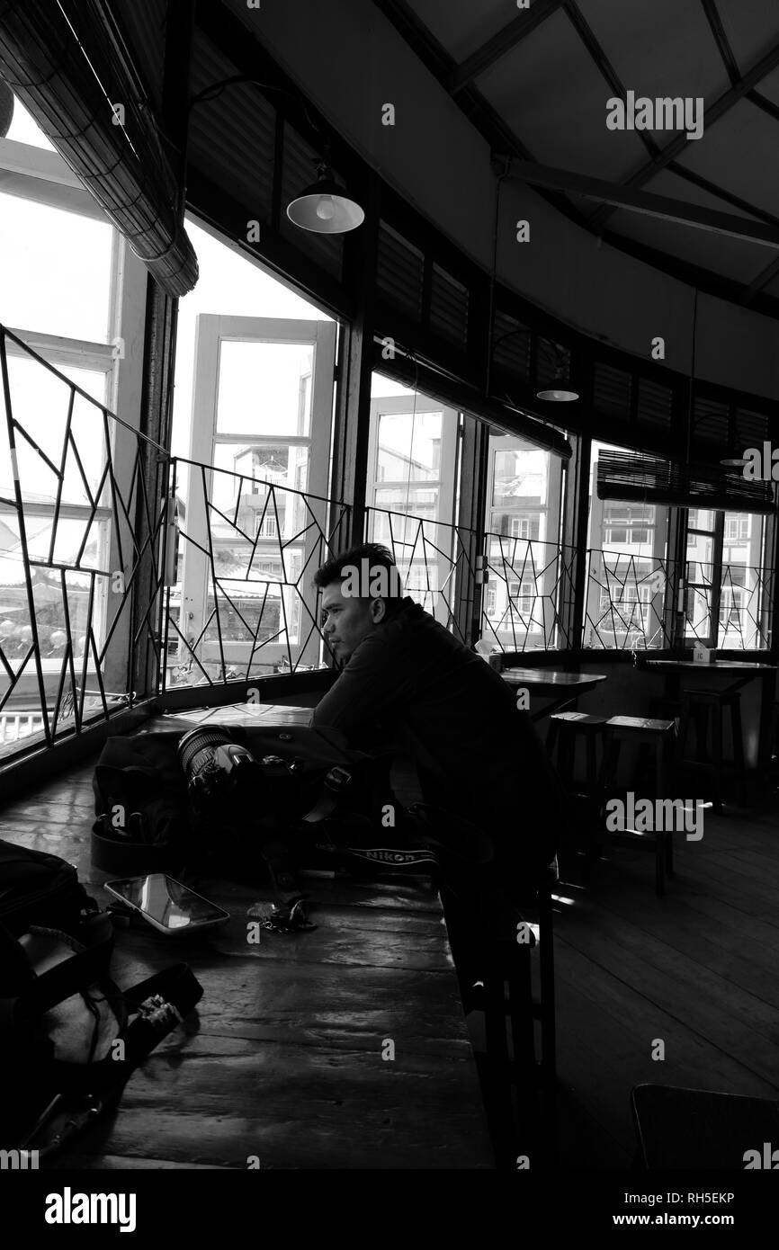 Solo l'uomo nella caffetteria in bianco e nero Foto Stock