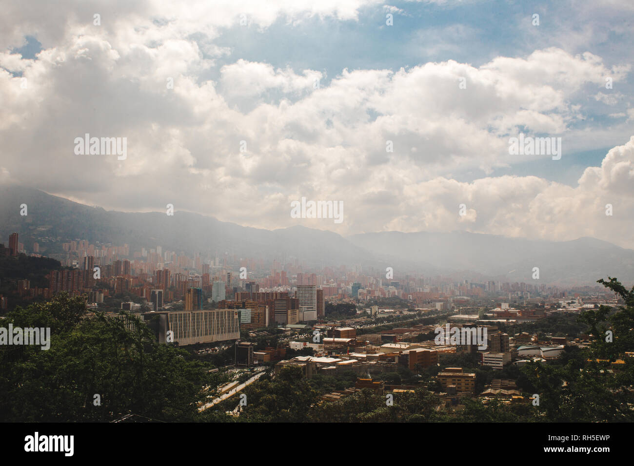 Vedute della valle tentacolare città di Medellín, in Colombia Foto Stock