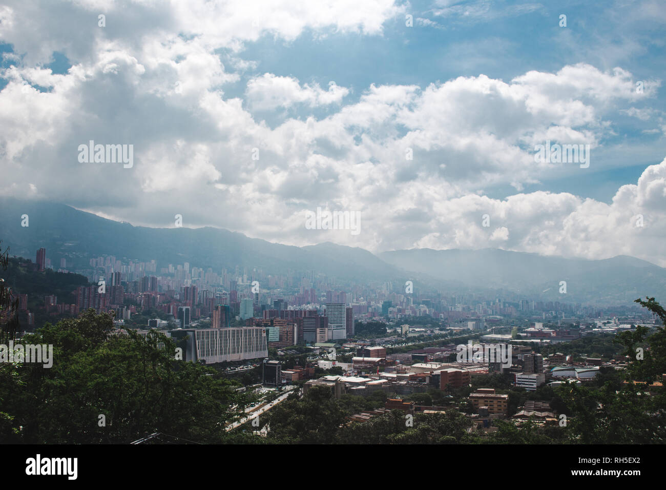 Vedute della valle tentacolare città di Medellín, in Colombia Foto Stock
