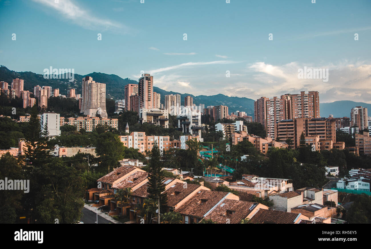 Vedute della valle tentacolare città di Medellín, in Colombia dalla zona di El Poblado Foto Stock