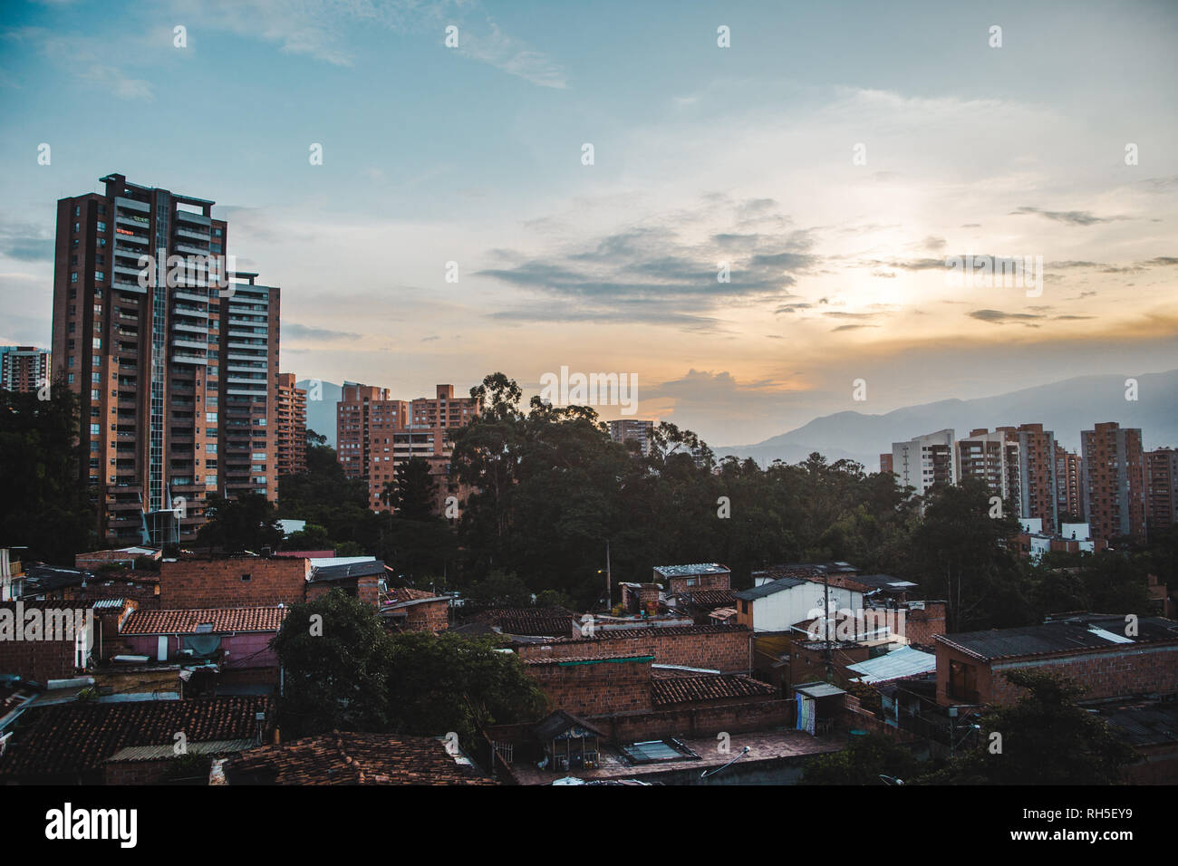 Vedute della valle tentacolare città di Medellín, in Colombia dalla zona di El Poblado Foto Stock
