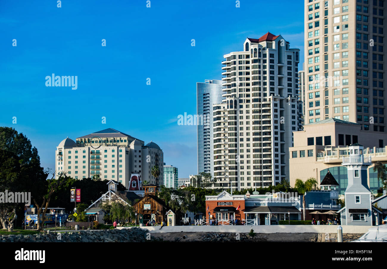 Il Seaport Village negozi sono sopraffatte dal moderno hotel edifici lungo il San Diego Waterfront Foto Stock