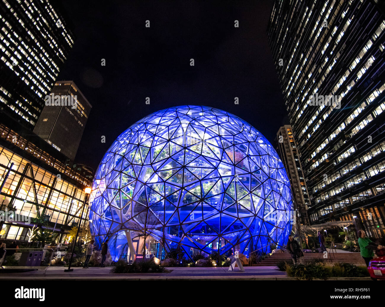 Seattle, Washington, Stati Uniti d'America - 4 Novembre 2018 Una delle sfere di Seattle è illuminato in blu in onore di Paul Allen che morì nel mese di ottobre. Foto Stock