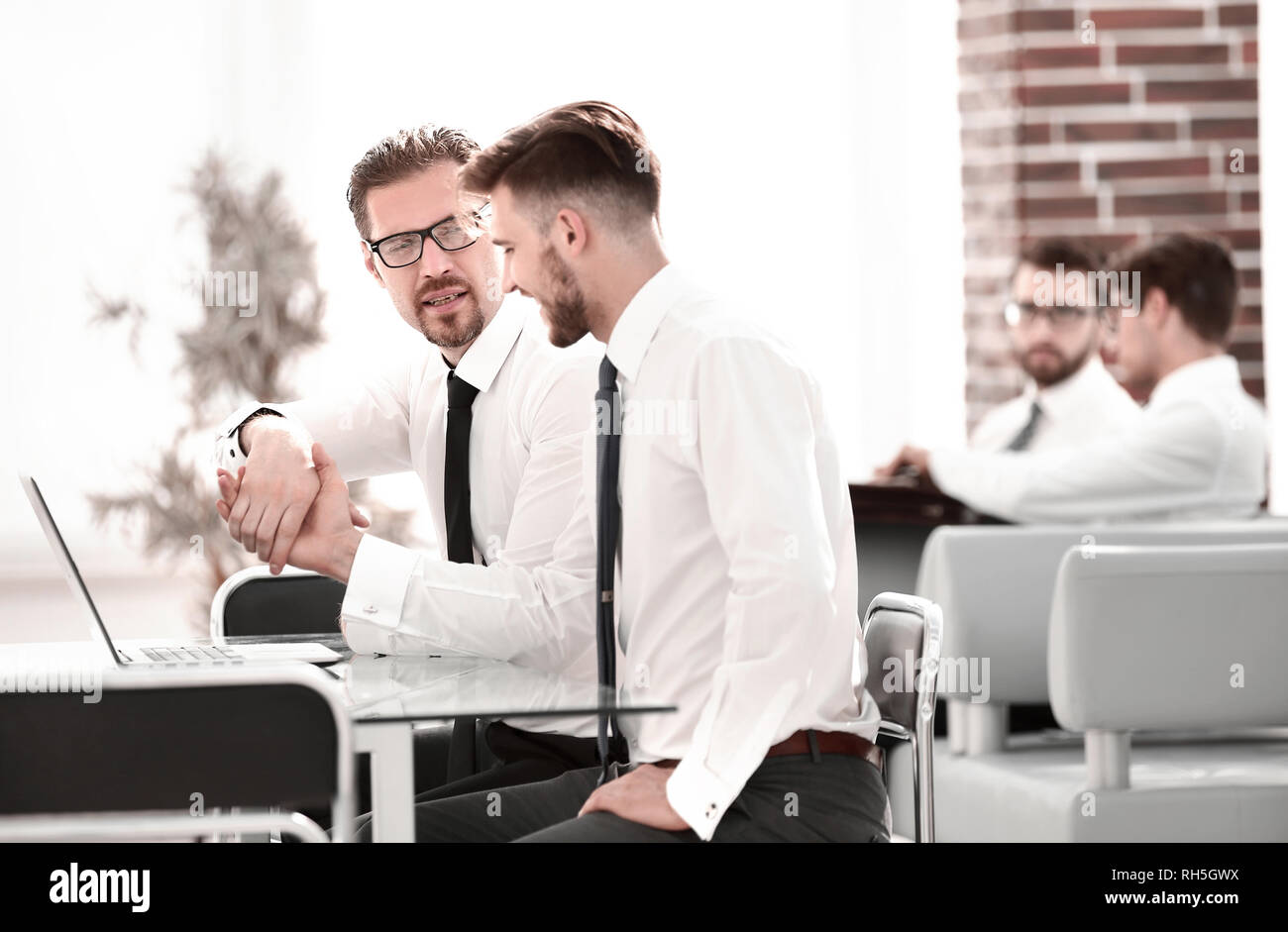 I dipendenti di handshake alla scrivania Foto Stock