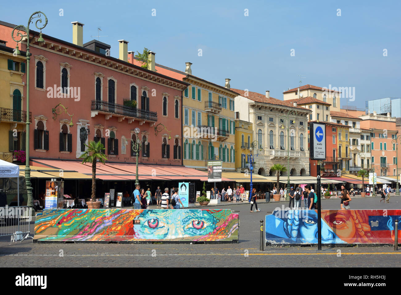 La gente in Piazza Bra, nel centro storico di Verona - Italia. Foto Stock