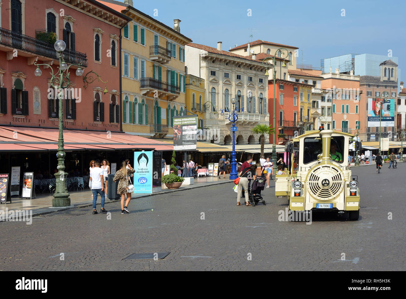 La gente in Piazza Bra, nel centro storico di Verona - Italia. Foto Stock