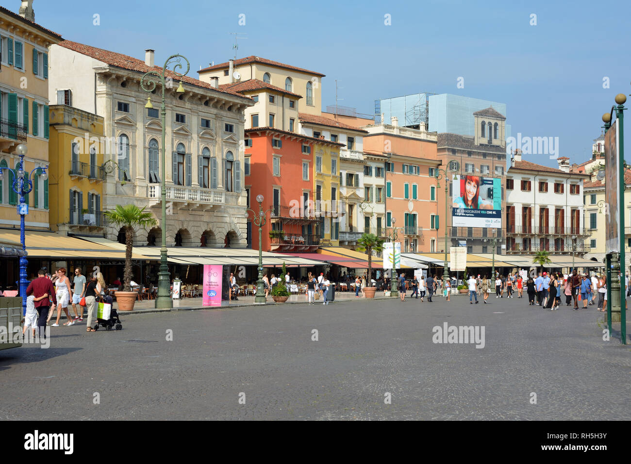 La gente in Piazza Bra, nel centro storico di Verona - Italia. Foto Stock