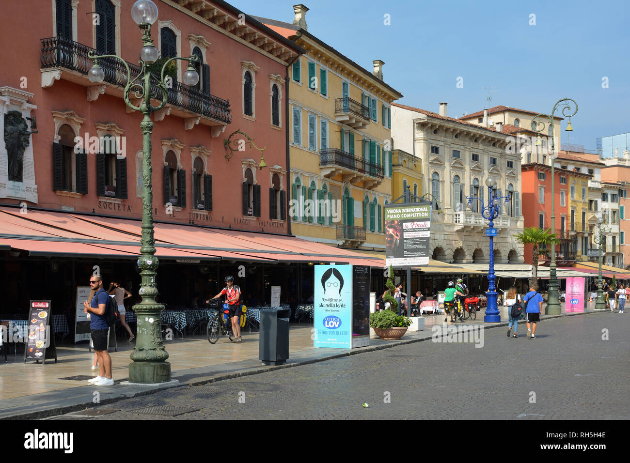 La gente in Piazza Bra, nel centro storico di Verona - Italia. Foto Stock