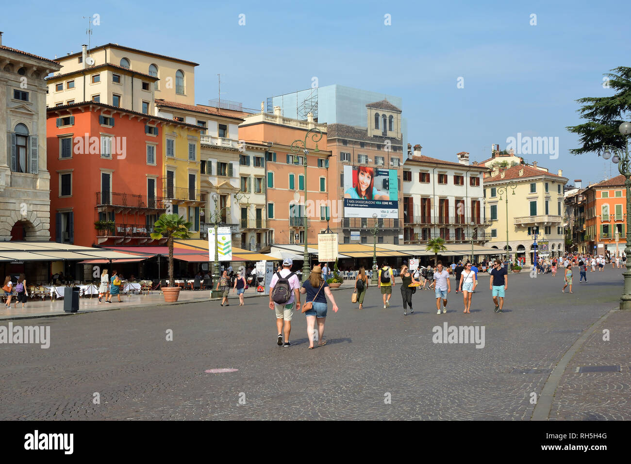 La gente in Piazza Bra, nel centro storico di Verona - Italia. Foto Stock