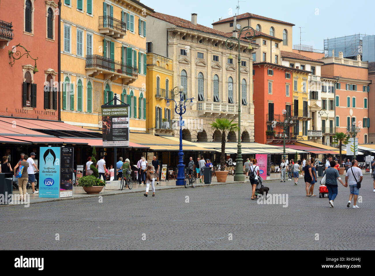 La gente in Piazza Bra, nel centro storico di Verona - Italia. Foto Stock