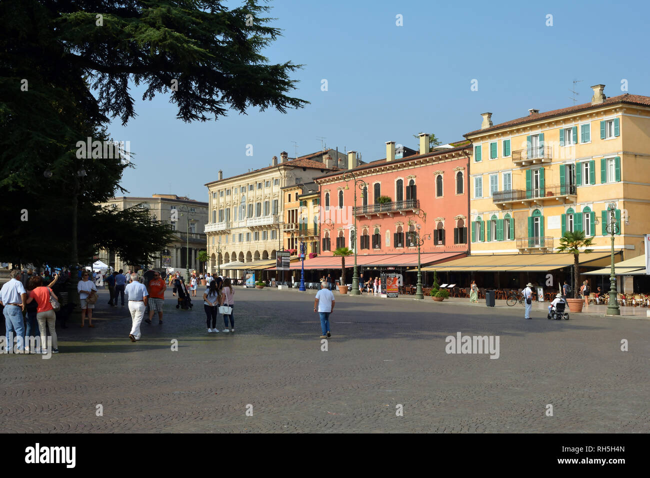 La gente in Piazza Bra, nel centro storico di Verona - Italia. Foto Stock