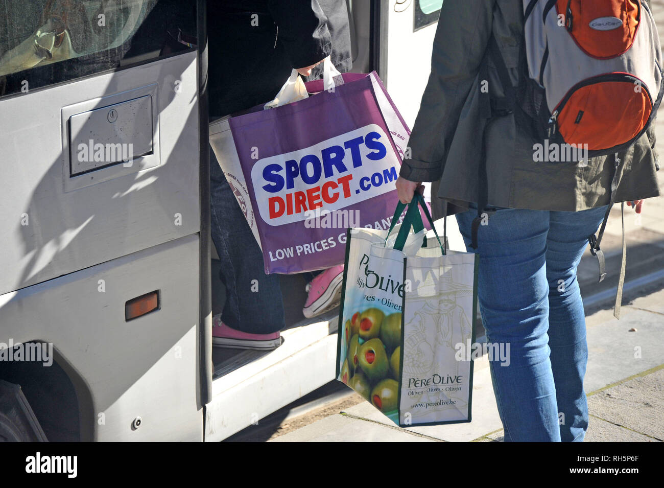 Sport Direct shopping bag trasportato su un autobus. Foto Stock