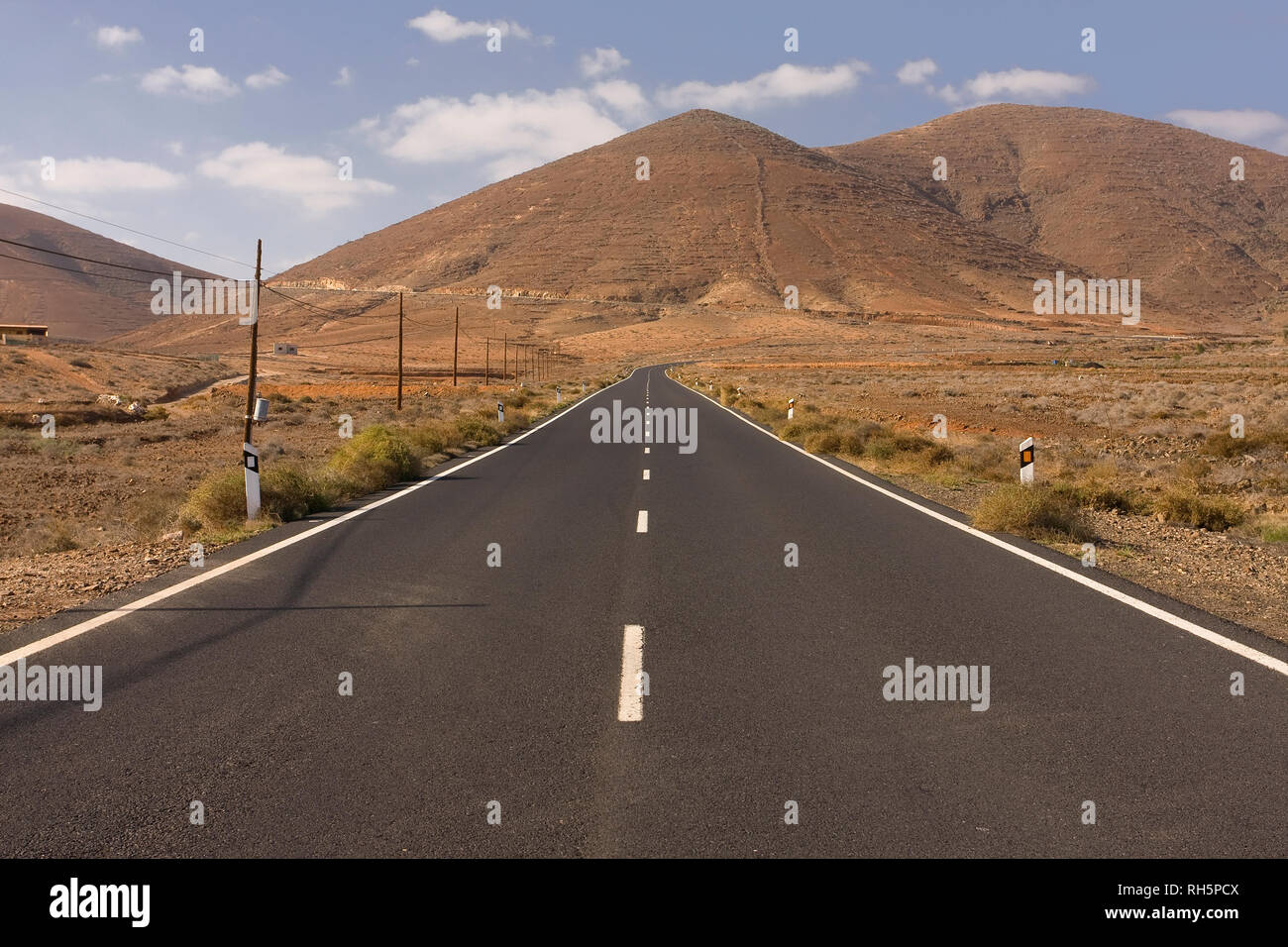 Paese deserta road, altipiani di Fuerteventura, Isole Canarie, Spagna, Europa Foto Stock