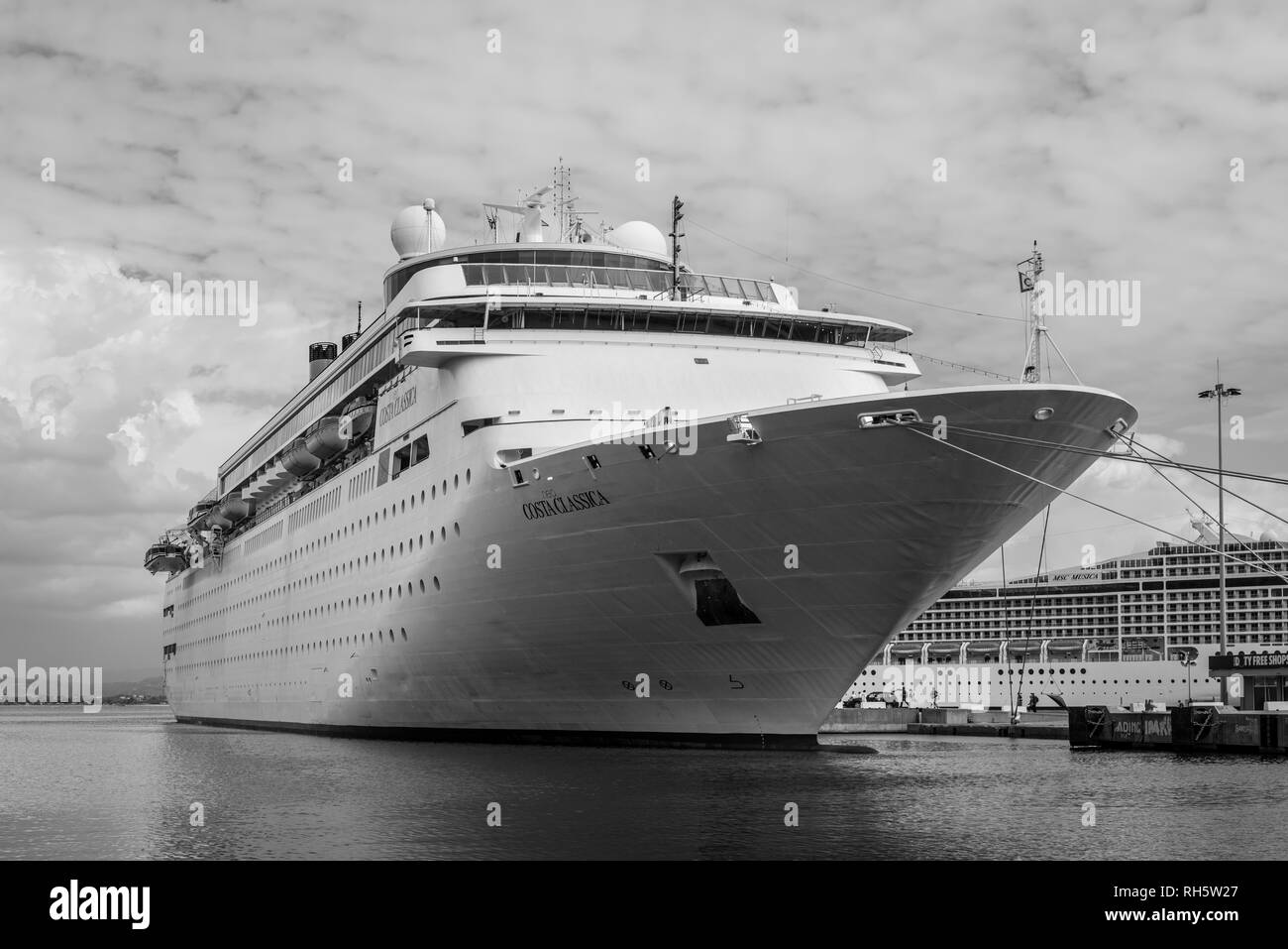 Katakolon, Grecia - 31 Ottobre 2017: Costa neoClassica nave da crociera ormeggiata nel porto di Katakolon (Olimpia), in Grecia. La fotografia in bianco e nero Foto Stock