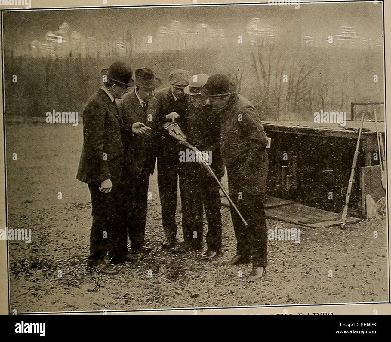 . Allevatore e sportivo. I cavalli. Sabato, 27 marzo 1915] lui nell'ombra o£ alcuni fino a Bush, credendo di lui- self deserte, sarà lui a strisciare fuori e venire introdotto furtivamente dopo di voi. Vi è un metodo di indurimento gunshyness che io abbia mai conosciuto a fallire anche in più casi confermati con vecchi cani. È grave ma può egli ha fatto ricorso a quando gli altri non riescono. Chiudere il vostro cane fino in alcuni iso- affini luogo dove egli né vedere qualsiasi persona o altri cani. Lui lasciare lì per ventiquattro ore. Quindi prendere il suo cibo in una mano e una pistola con le cartucce vuote nell'altro. Quando si raggiunge la porta della sua posizione Foto Stock