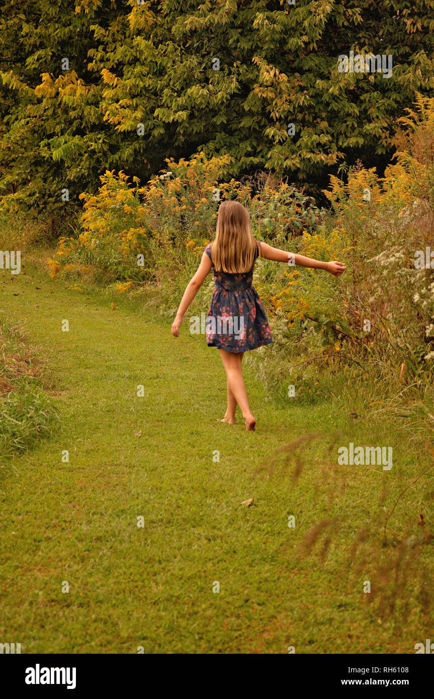 Ragazza nel paese Foto Stock