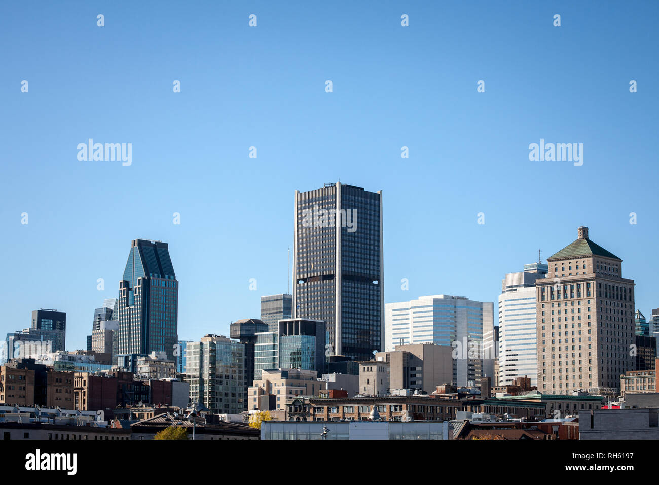 Lo skyline di Montreal, con gli edifici iconici della vecchia Montreal (Vieux Montréal e il CBD e grattacieli aziendali adottate dal porto. Montreal è il Foto Stock