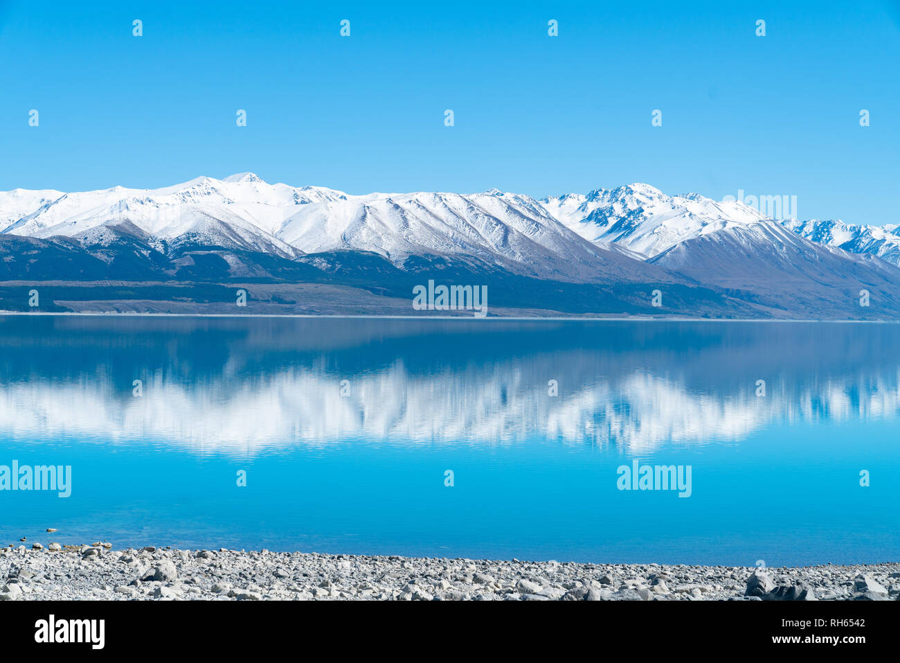Montagne innevate si riflette in tranquilla il pittoresco Lago Pukaki nel Bacino di Mackenzie Canterbury,NZ Foto Stock