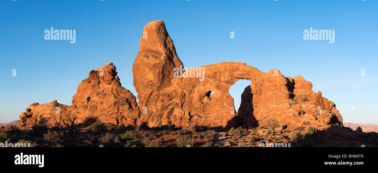 La torretta Arch è situato all'interno del Parco Nazionale di Arches in South Eastern Utah. Questo panorama di geologico spender che domina questo parco nazionale. Foto Stock
