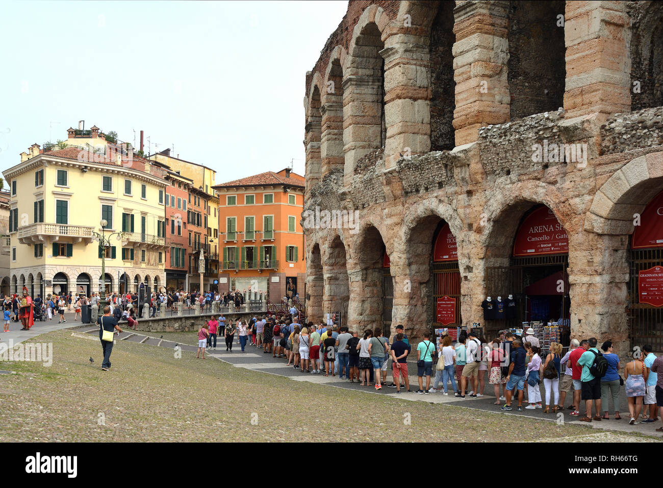 I visitatori di fronte all'ingresso principale dell'anfiteatro romano Arena di Verona in Piazza Bra piazza nel centro storico di Verona - Italia. Foto Stock