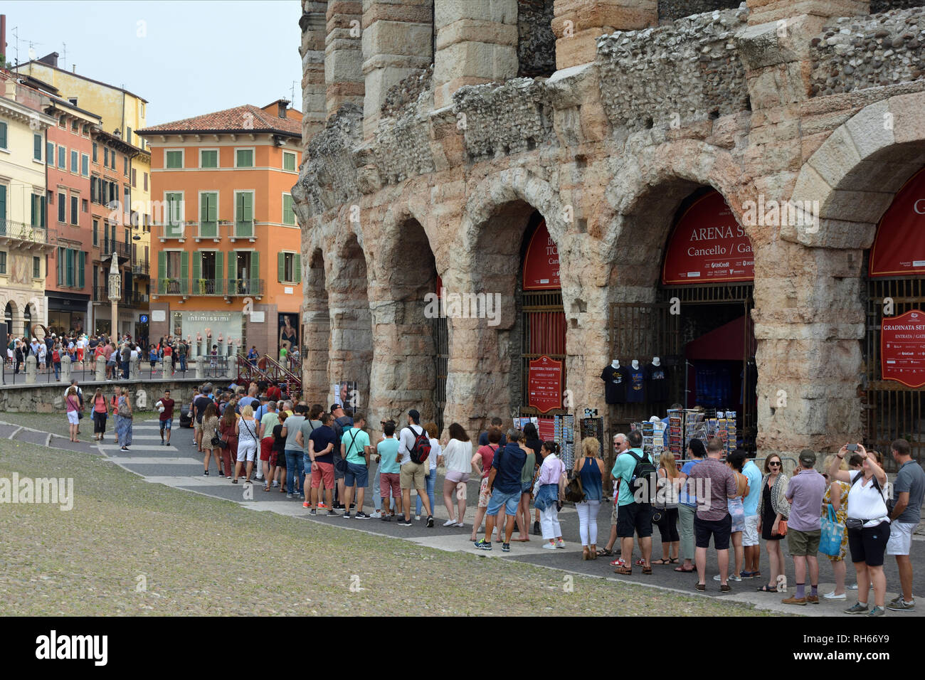 I visitatori di fronte all'ingresso principale dell'anfiteatro romano Arena di Verona in Piazza Bra piazza nel centro storico di Verona - Italia. Foto Stock