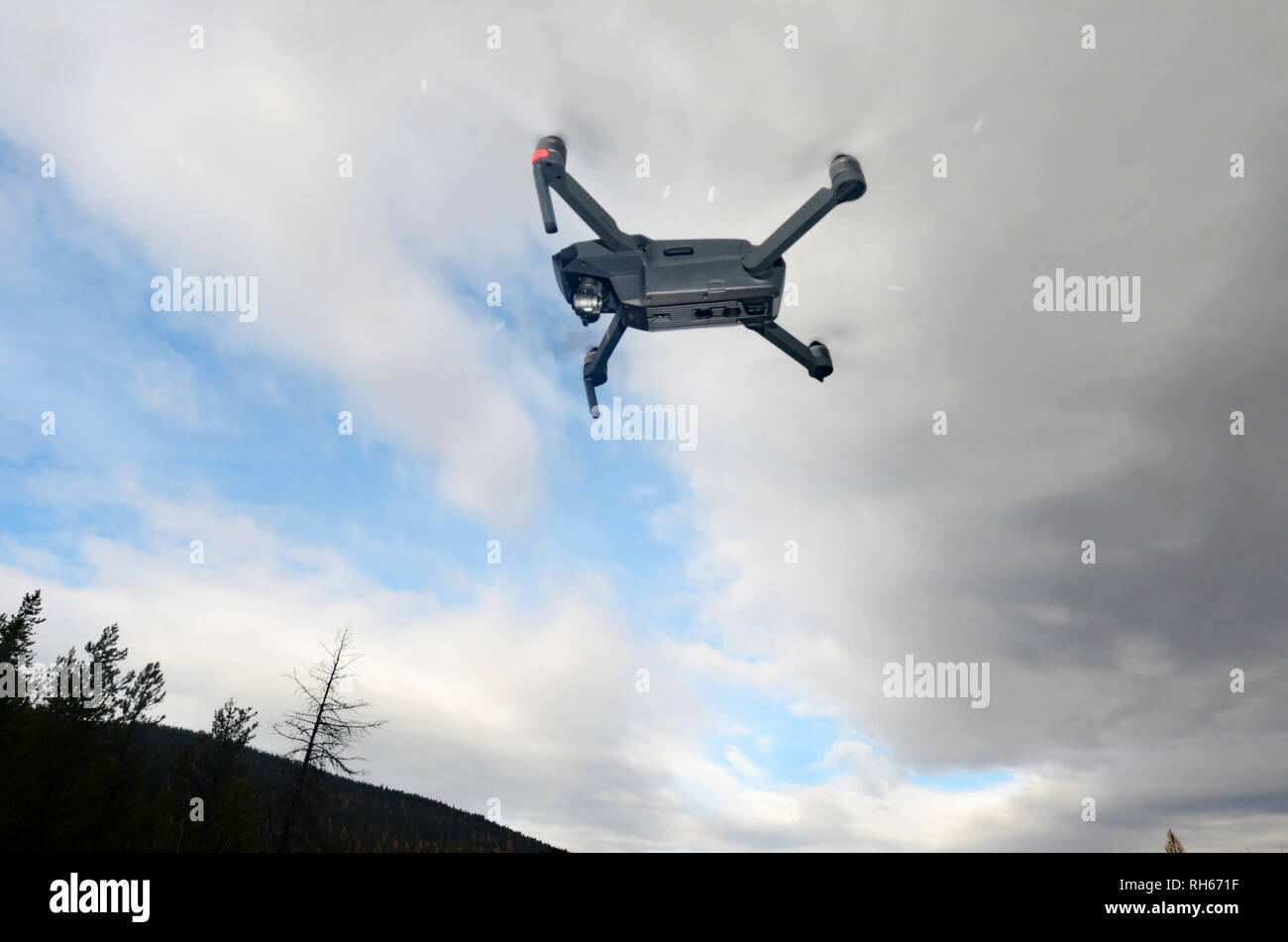 Un drone DJI Mavic Pro gestito dal regista Scott Rulander durante una sessione di videografia nelle Purcell Mountains, Montana. (Foto di Randy Beacham) Foto Stock
