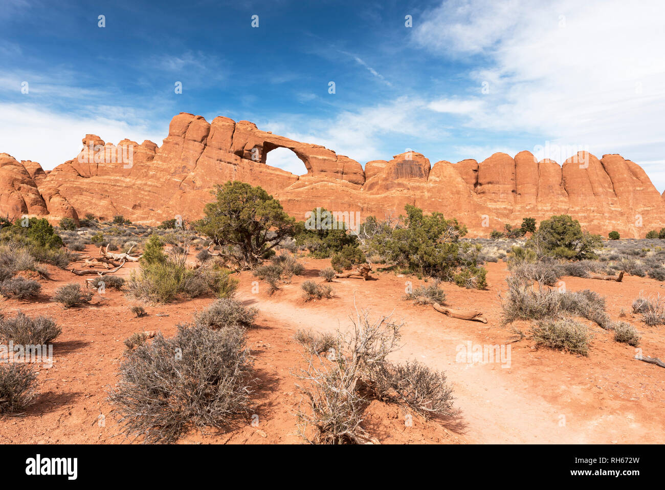 Sentiero per Skyline Arch, situato nel Parco Nazionale di Arches in Eastern Utah. Foto Stock