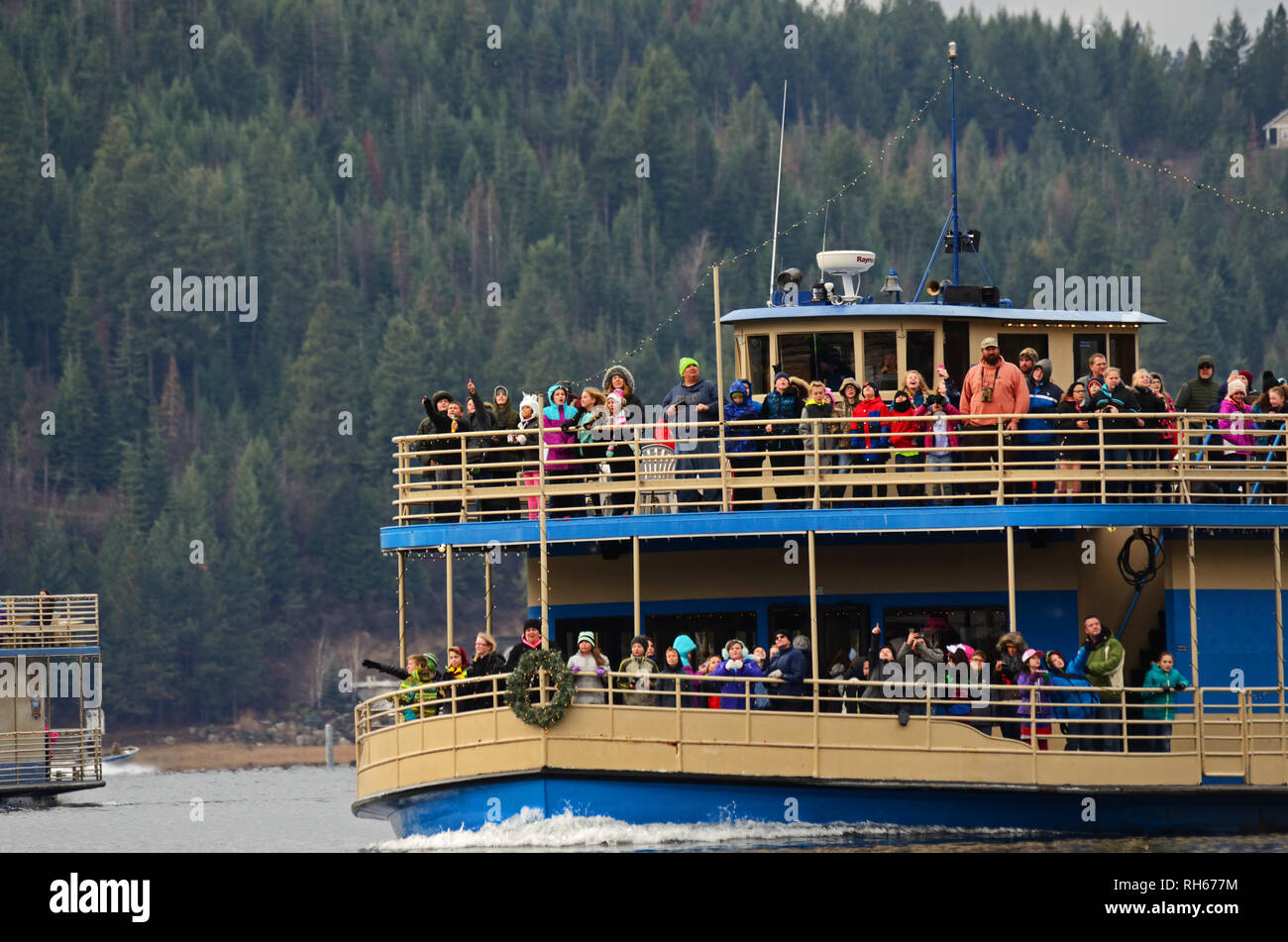 Aquila calva guardando la gita sul lago di Coeur d'Alene nave da crociera in dicembre durante la deposizione delle uova Il Salmone Kokanee sul lago di Coeur d'Alene in Nord Idaho. Foto Stock