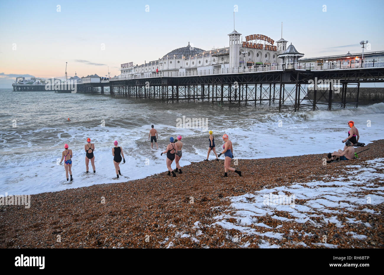 Brighton Regno Unito 1 Febbraio 2019 - La neve non ha elementi di arresto di Brighton club di nuoto prendendo loro la mattina presto dip oggi dopo una nevicata durante la notte . La neve e il ghiaccio ha causato problemi con i mezzi di trasporto pubblico in tutto il sud e molte scuole sono state chiuse in Gran Bretagna Credito: Simon Dack/Alamy Live News Foto Stock