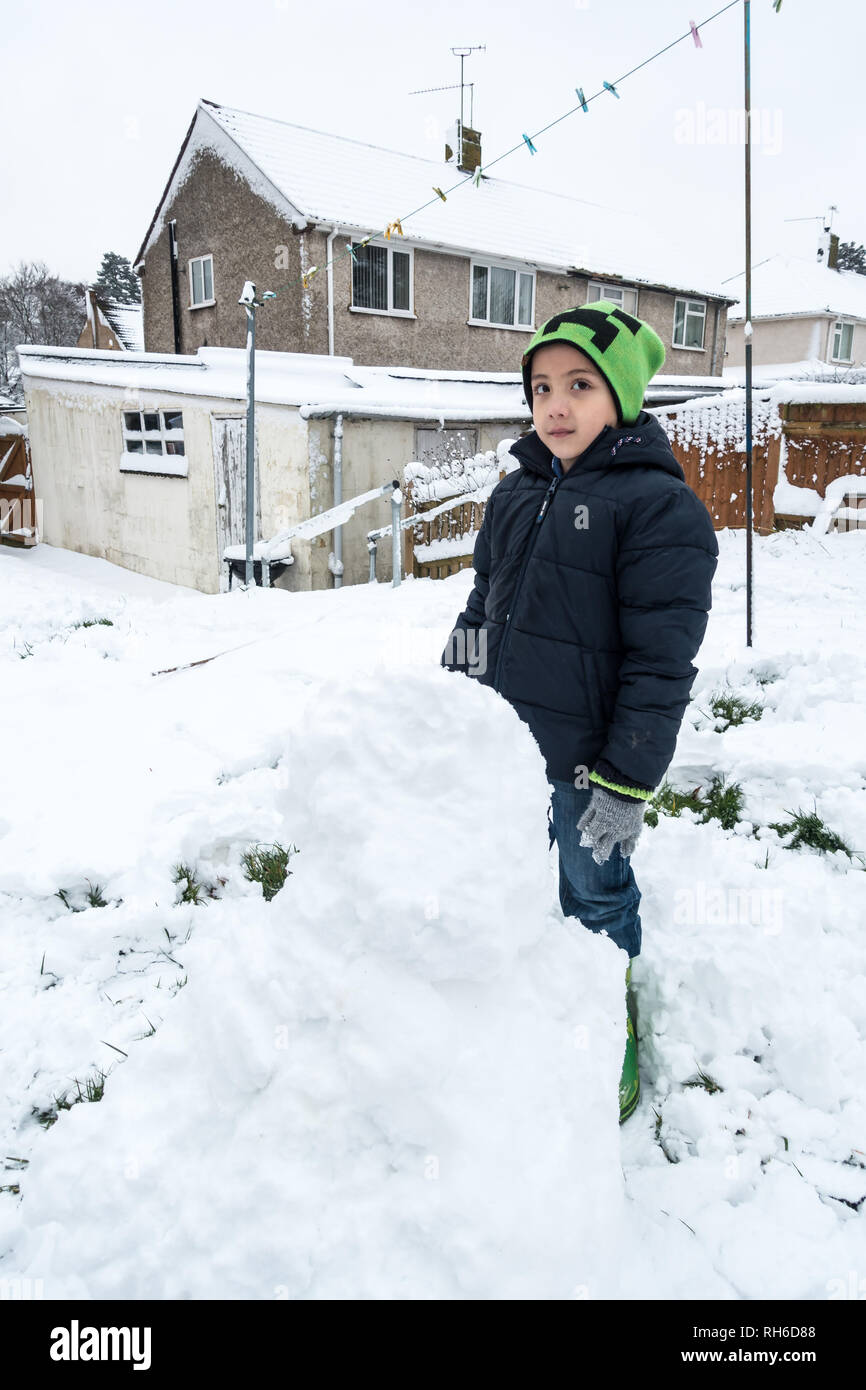 Reading, Regno Unito. Il 1° febbraio 2019. Regno Unito Meteo: i ragazzi giocare nella neve in un giardino sul retro in lettura e fare un pupazzo di neve. Tre centimetri di neve sono caduti durante la notte e la scuola è stata annullata per il giorno. Matteo Ashmore/Alamy Live News Foto Stock