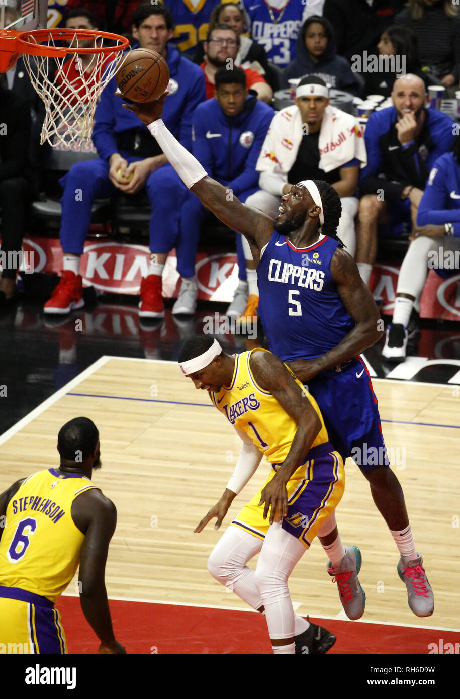 Los Angeles, California, USA. 29 gen, 2019. Los Angeles Clippers' Montrezl Harrell (5) va a basket contro Los Angeles Lakers' Kentavious Caldwell-Pope (1) durante un'NBA Basketball gioco tra Los Angeles Clippers e Los Angeles Lakers giovedì gen. 31, 2019 a Los Angeles. Credito: Ringo Chiu/ZUMA filo/Alamy Live News Foto Stock