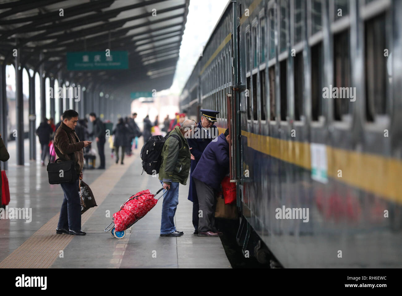 Chongqing Cina. 31 gennaio, 2019. I passeggeri a bordo di una bassa velocità del treno verde a Chongqing Stazione Ferroviaria di Chongqing, a sud-ovest della Cina, Gennaio 31, 2019. Bassa velocità treni verdi sono ancora in operazione come bullet treni passato nuove stazioni in tutta la Cina. Il vecchio green i treni sono alternativa a basso costo per le persone di viaggiare durante il 2019 Festival di Primavera di viaggio rush. Credito: Liu Chan/Xinhua/Alamy Live News Foto Stock