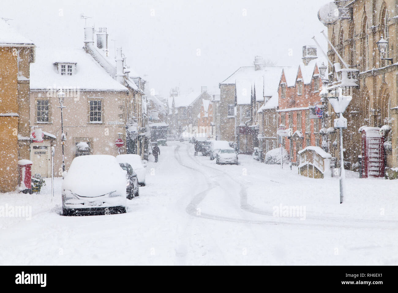 Corsham, Wiltshire, Regno Unito. Il 1 febbraio, 2019. La nevicata coperte il centro antico, home per la serie TV Poldark e ora un wintery scena che era la previsione, anche se siamo arrivati tardi e molto più pesante rispetto alle precedenti previsioni. I residenti locali brave alle condizioni di freddo come la nevicata continua ad accumulare tutto il giorno - con previsioni rivedute reporting sostenuta neve fino a 6pm questa sera. Le strade sono vuote di auto, molte scuole e business rimangono chiuse mentre il wintery meteo continua la sua impugnatura ghiacciate nel Wiltshire. Credito: Wayne Farrell/Alamy Live News Foto Stock