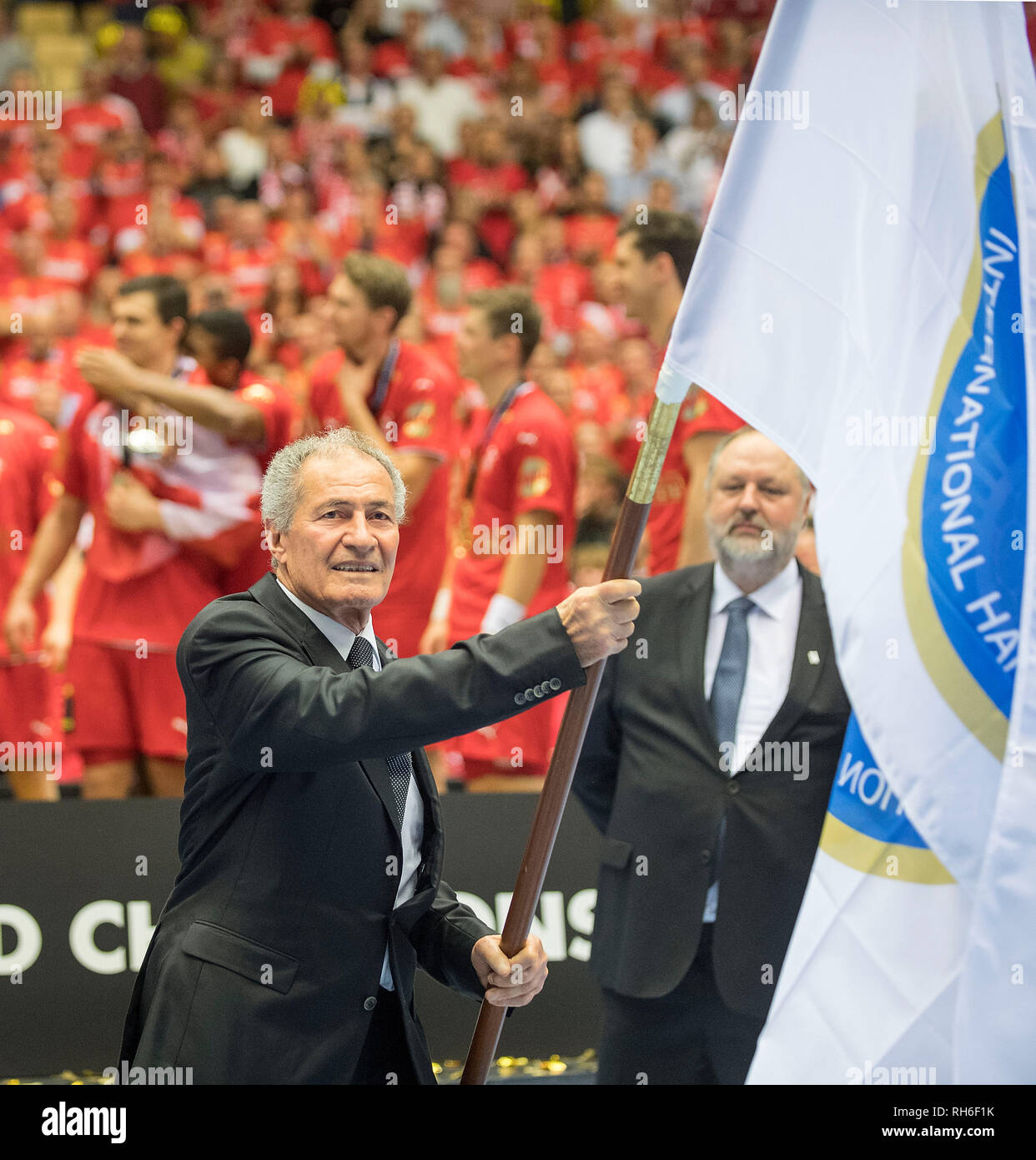 Cerimonia di premiazione, Hassan MOUSTAFA (IHF Presidente, EGY) oscilla la IHF bandiera, dietro Andreas MICHELMANN (Deutscher Handballbund Presidente, GER) finale, Norvegia (NOR) - Danimarca (DEN) 22:31, su 27.01.2019 di Herning/Danimarca pallamano World Cup 2019, dal 10.01. - 27.01.2019 in Germania e Danimarca. | Utilizzo di tutto il mondo Foto Stock