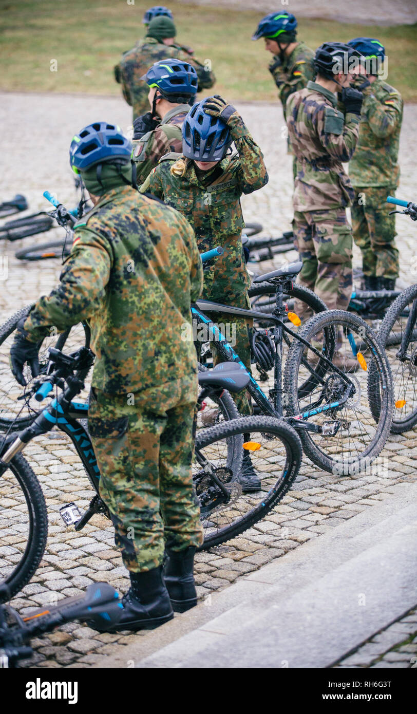 01 febbraio 2019, Sassonia, Dresda: studenti pronti per lezioni con una mountain bike nell'esercito degli ufficiali di scuola. Foto: Oliver Killig/dpa-Zentralbild/dpa Foto Stock