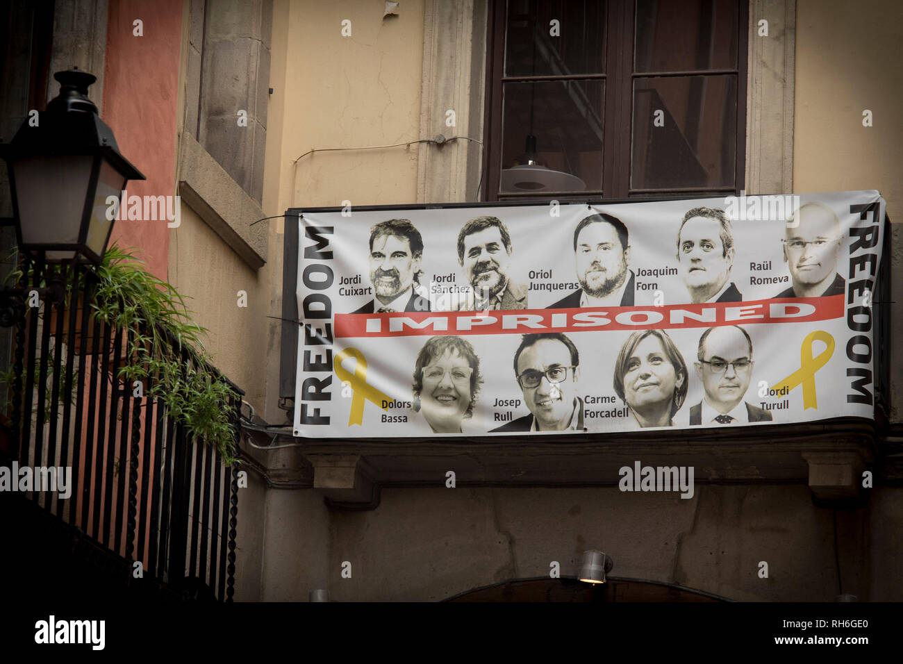 Barcellona, Spagna. Il 1° febbraio 2019. Un banner impegnativa libert per Catalano leader separatista pende da un balcone di Barcellona. Questo venerdì imprigionato indipendentista catalano leader sono trasferiti dal loro attuale nelle prigioni in Catalogna ad altri vicino Madrid (Soto del Real per gli uomini, Alcala Meco per le donne) per assistere la Corte durante la loro prova. Credito: Jordi Boixareu/Alamy Live News Foto Stock