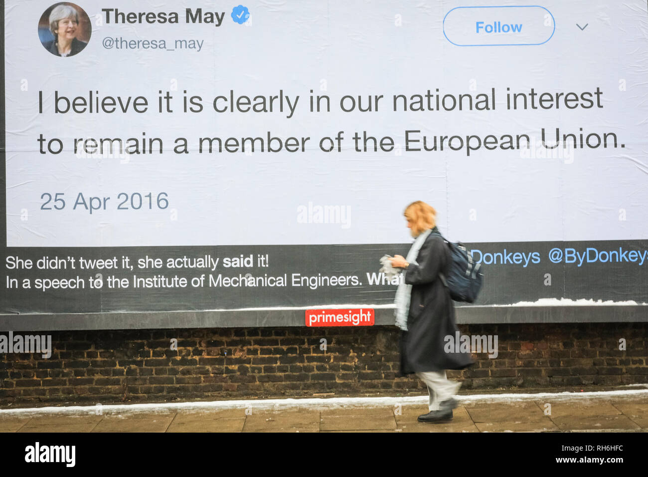 Londra, UK, 1 feb 2019. Un pedone passato passeggiate billboard in Highbury, Londra, mostrando una citazione dal primo ministro Theresa Maggio (poi Home segretario), da aprile 2016. Una chiamata di gruppo se stessi "Led da asini' crowdfunding sono una campagna denominata "Let's incollare queste tweet in tutta la Gran Bretagna', affitto i cartelloni pubblicitari in tutto il paese per mostrare le citazioni e i tweet di Brexit relative promesse da parte di politici e altre dichiarazioni di eminenti Brexiteers. Credito: Imageplotter News e sport/Alamy Live News Foto Stock