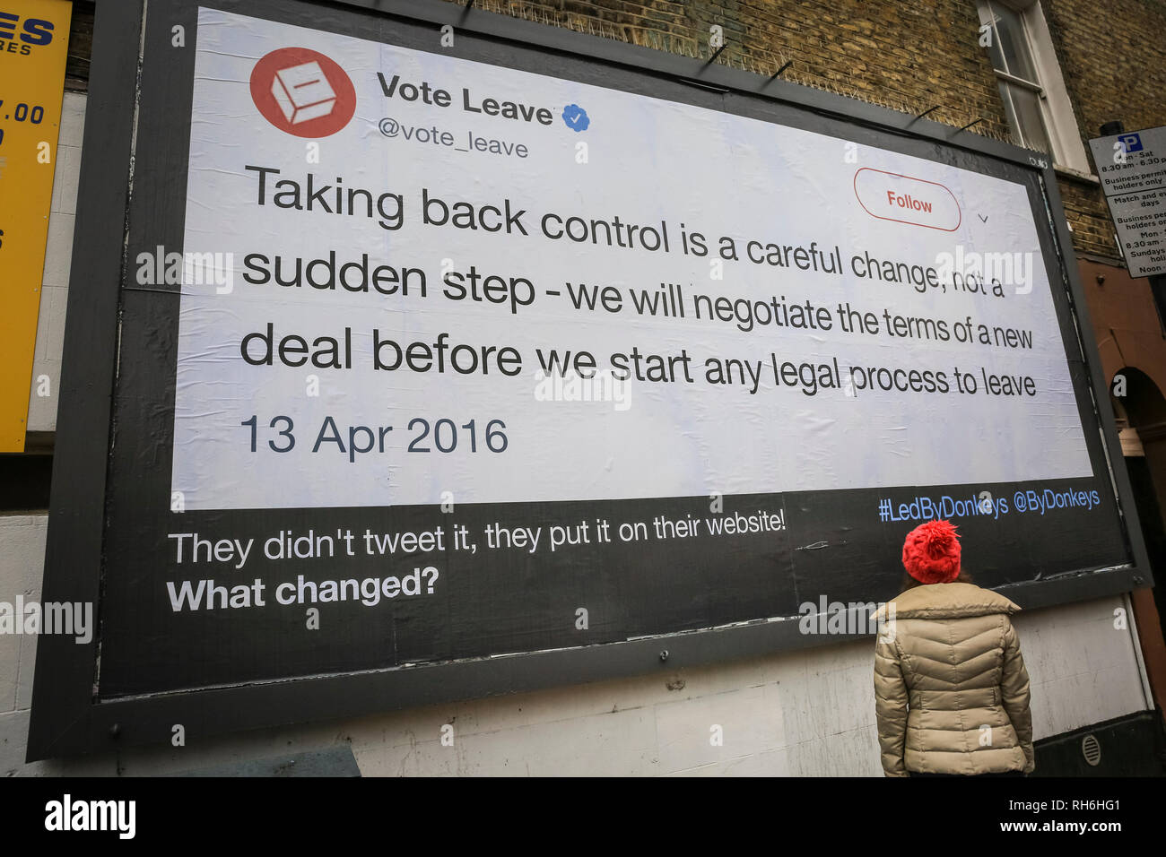 Londra, UK, 1 feb 2019. Un passante guarda un cartellone a Finsbury Park, a nord di Londra, che mostra un preventivo da "voto lasciare' campagna da aprile 2016. Una chiamata di gruppo se stessi "Led da asini' crowdfunding sono una campagna denominata "Let's incollare queste tweet in tutta la Gran Bretagna', affitto i cartelloni pubblicitari in tutto il paese per mostrare le citazioni e i tweet di Brexit relative promesse da parte di politici e altre dichiarazioni di eminenti Brexiteers. Credito: Imageplotter News e sport/Alamy Live News Foto Stock