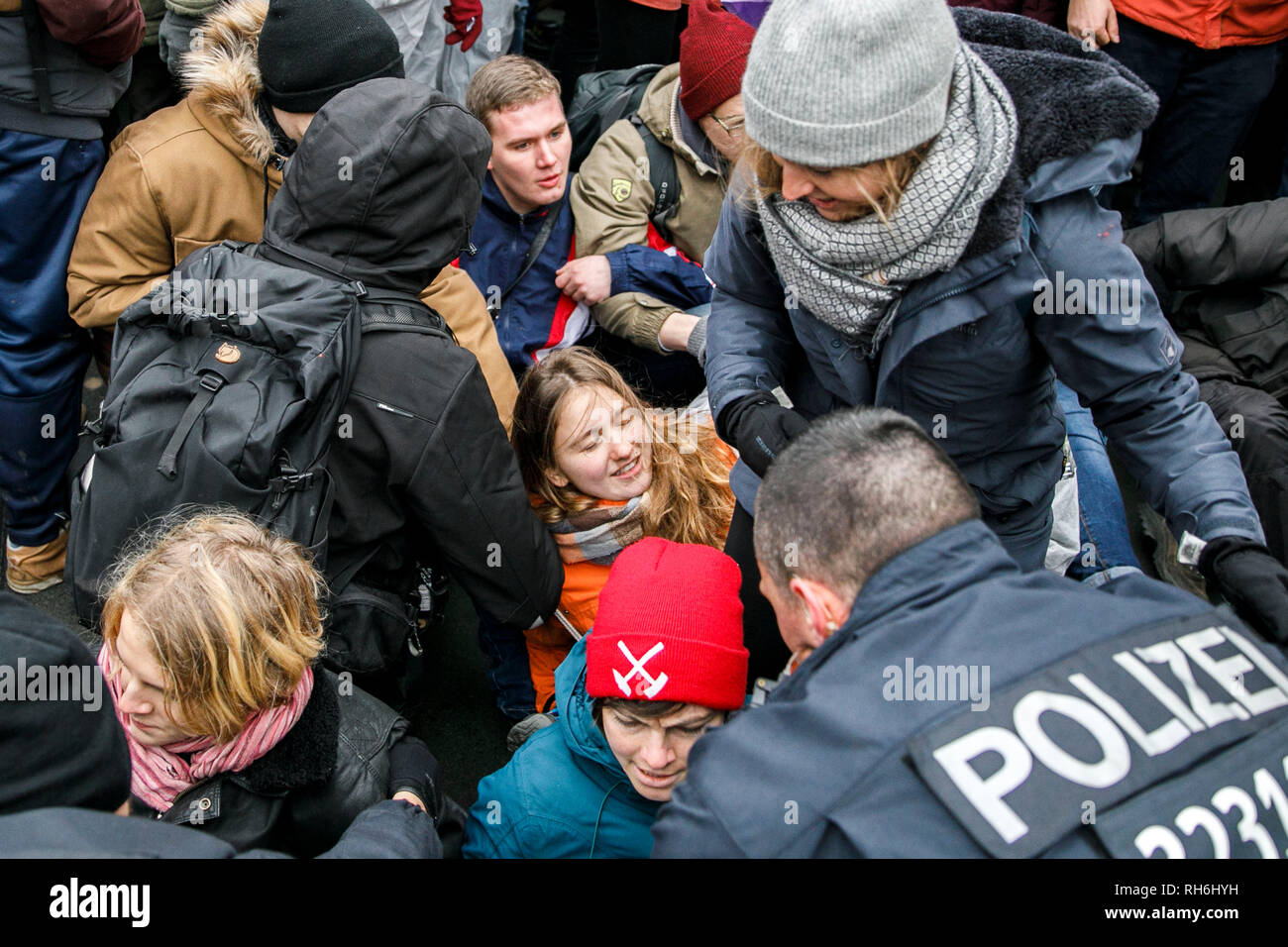 Berlino, Germania. 01 feb 2019. Poliziotti di sciogliere un roadblockade dell'organizzazione fine terreno per chiudere la commissione di carbone. A livello nazionale le campagne sono in programma fino al 10 febbraio. Credito: Carsten Koall/dpa/Alamy Live News Foto Stock