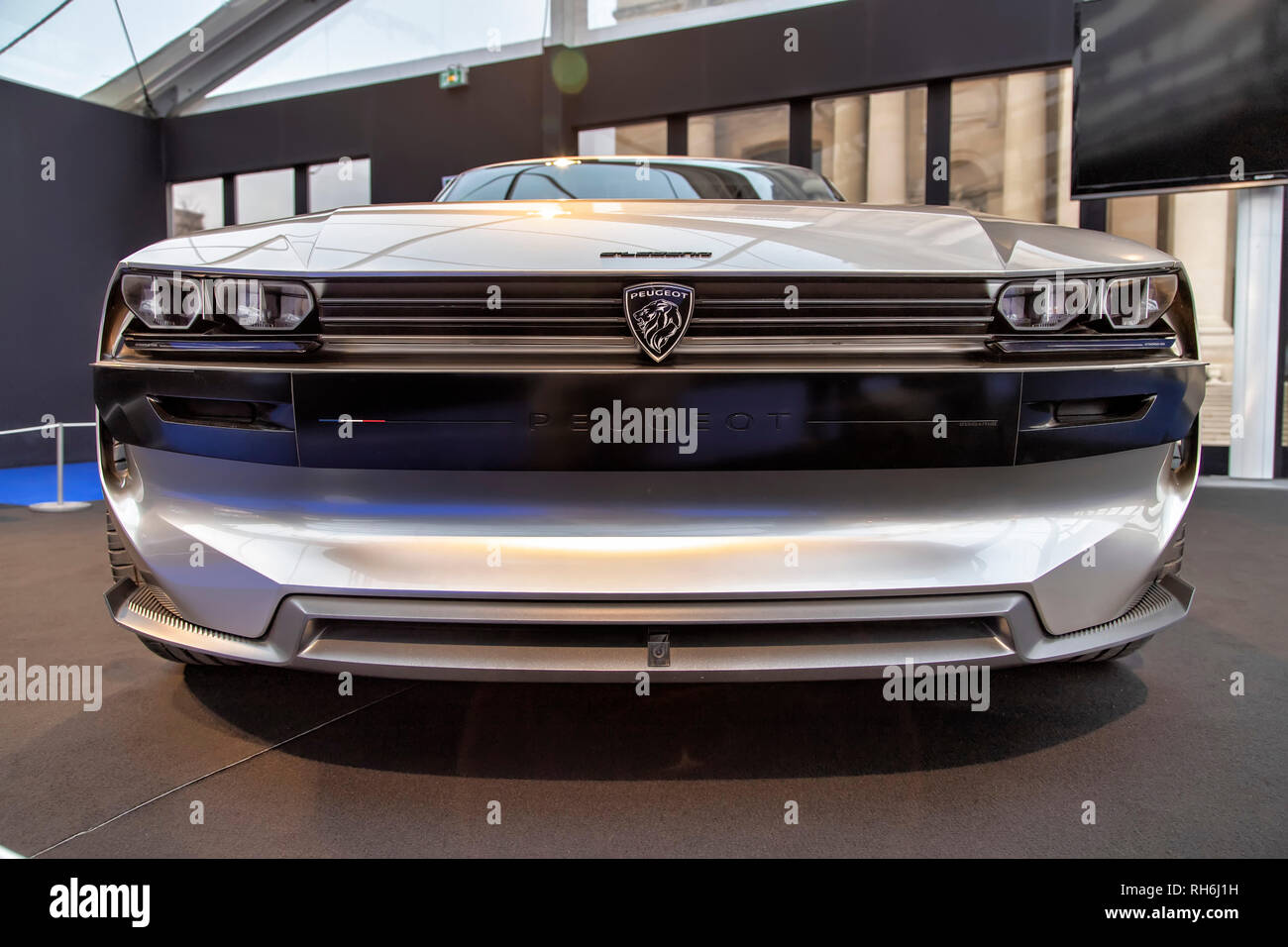 Parigi, Francia. 31st gennaio 2019. Gran Premio della concept car più bella: Peugeot e-Legend Concept - l'International Automobile Festival riunisce a Parigi le concept car più belle realizzate dai costruttori di automobili, dal 30 gennaio al 3 febbraio 2019. Credit: Bernard Menigault/Alamy Live News Foto Stock