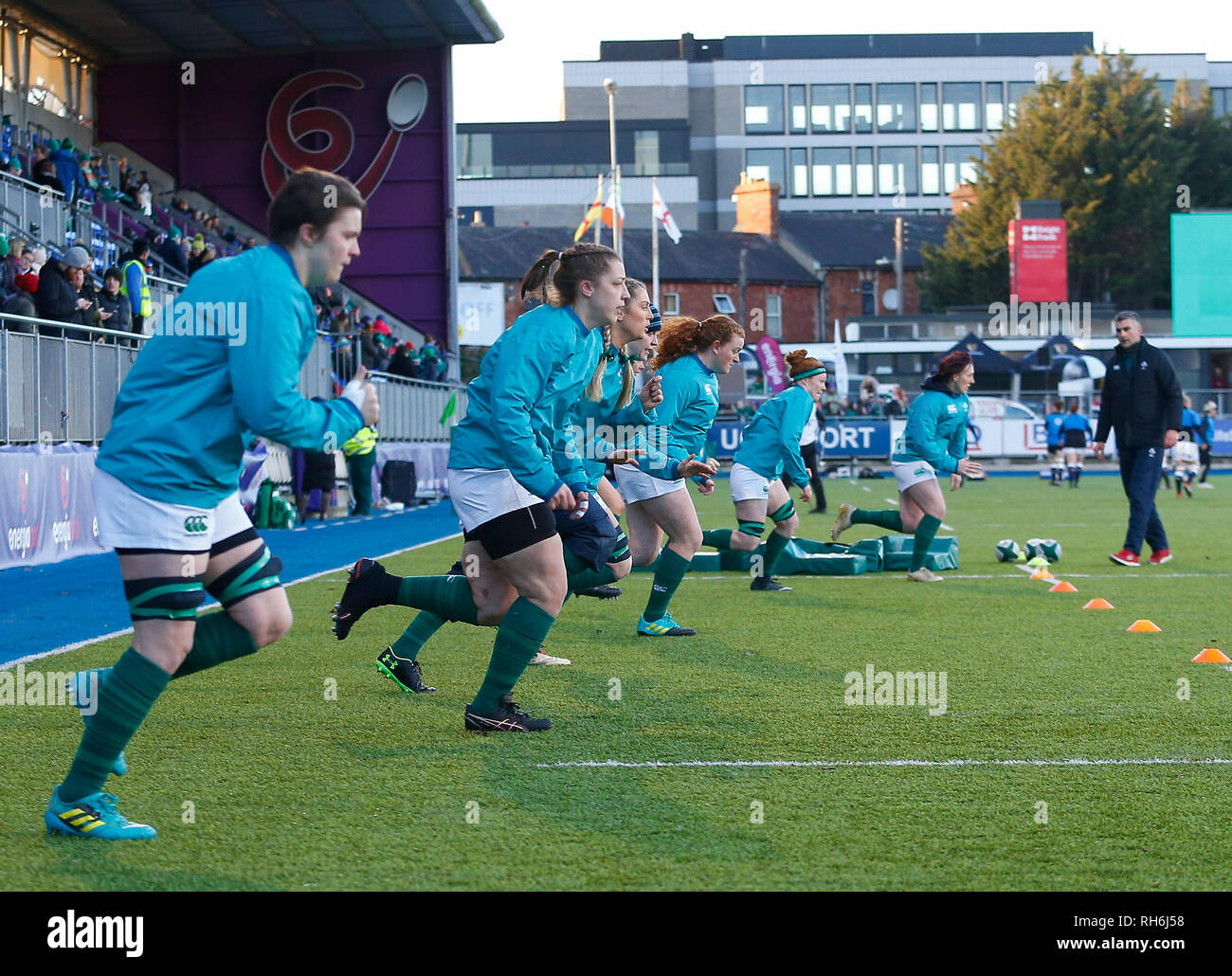 Energia Park, Dublin, Irlanda. Il 1° febbraio 2019. Womens Sei Nazioni di rugby, Irlanda contro l'Inghilterra; l'Irlanda squad warm up prima di credito kickoff: Azione Plus sport/Alamy Live News Foto Stock