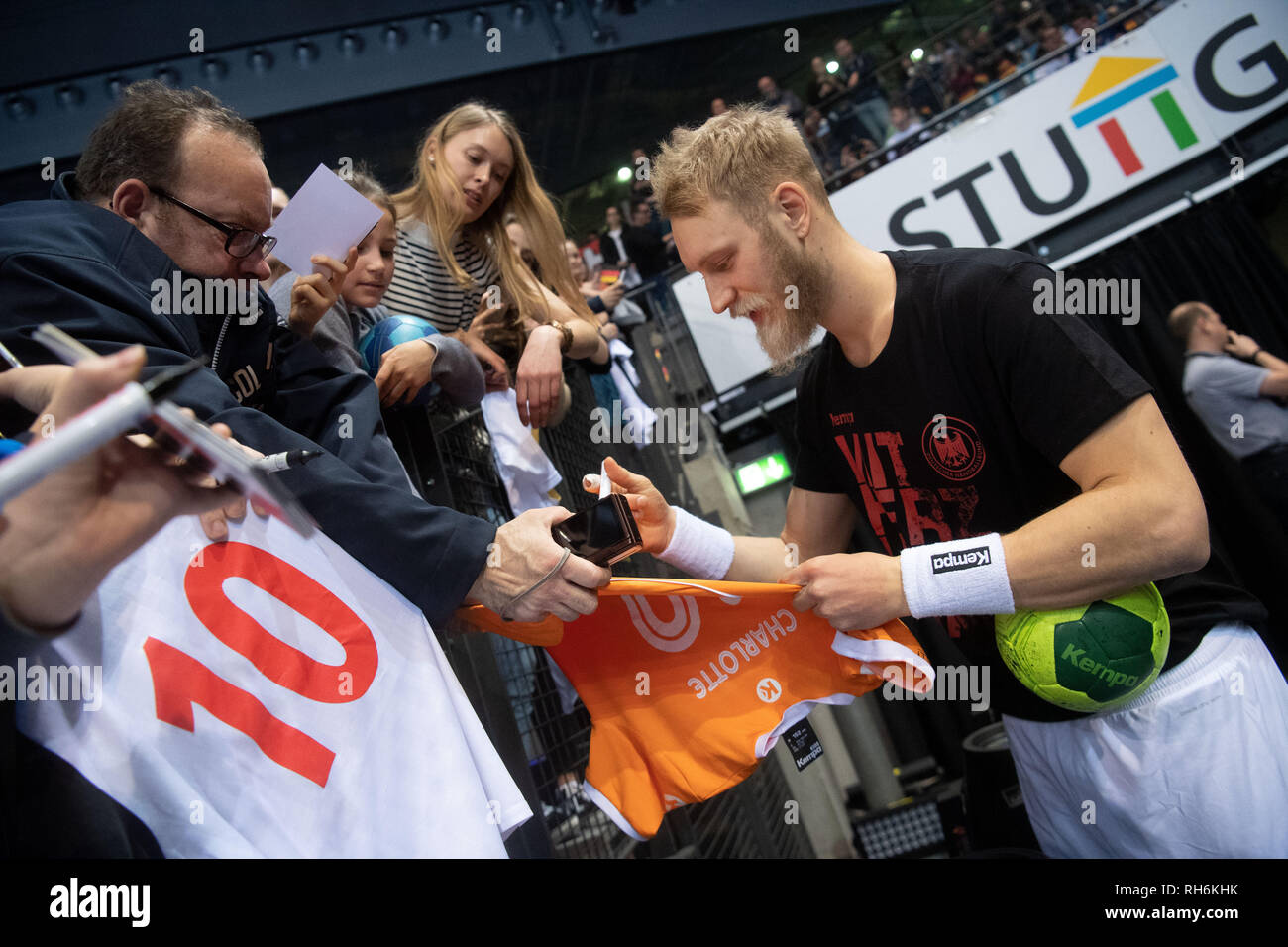 Stuttgart, Germania. 01 feb 2019. Pallamano: tutte le Star Game 2019, tutte le Star team contro il team nazionale tedesco. La Germania Matthias Musche firma autografi prima del gioco. Credito: Marijan Murat/dpa/Alamy Live News Foto Stock