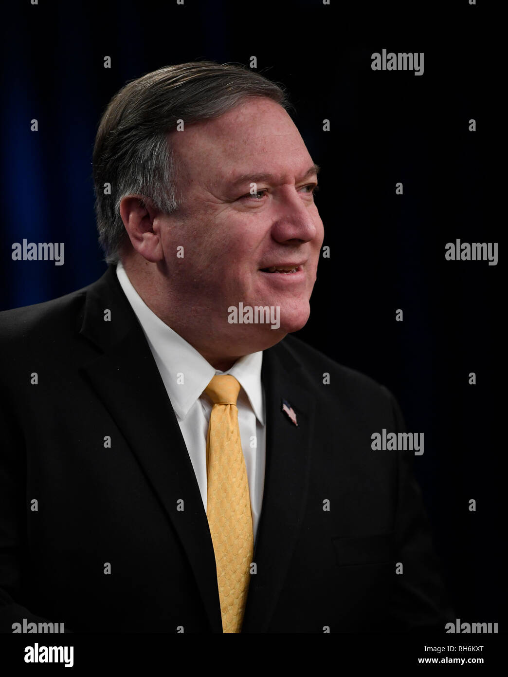 (190201) -- WASHINGTON, 1 febbraio 2019 (Xinhua) -- STATI UNITI Il segretario di Stato Mike Pompeo parla durante un briefing con la stampa a Washington D.C., negli Stati Uniti il 1 febbraio 2019. Il Trump administration venerdì ha annunciato che gli Stati Uniti si ritirano da un punto di riferimento il controllo delle armi nucleari patto con la Russia, una mossa visto come aggravare il rischio di una corsa internazionale agli armamenti. (Xinhua/Liu Jie) Foto Stock