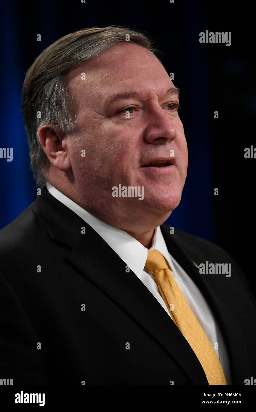 (190201) -- WASHINGTON, 1 febbraio 2019 (Xinhua) -- STATI UNITI Il segretario di Stato Mike Pompeo parla durante un briefing con la stampa a Washington D.C., negli Stati Uniti il 1 febbraio 2019. Il Trump administration venerdì ha annunciato che gli Stati Uniti si ritirano da un punto di riferimento il controllo delle armi nucleari patto con la Russia, una mossa visto come aggravare il rischio di una corsa internazionale agli armamenti. (Xinhua/Liu Jie) Foto Stock