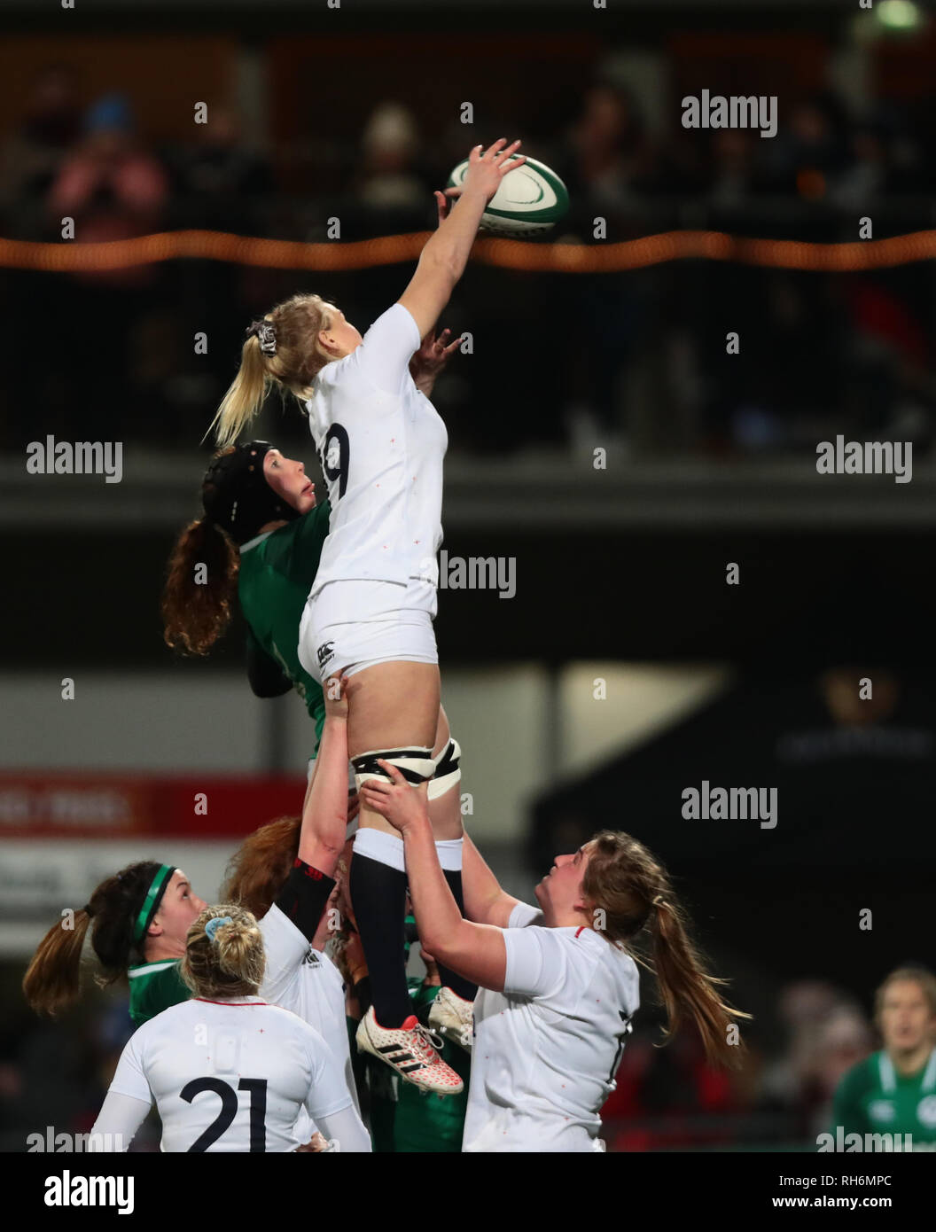 Energia Park, Dublin, Irlanda. Il 1° febbraio 2019. Womens Sei Nazioni di rugby, Irlanda contro l'Inghilterra; Rosie Galligan (Inghilterra) riesce a prendere la palla lineout Credito: Azione Sport Plus/Alamy Live News Foto Stock
