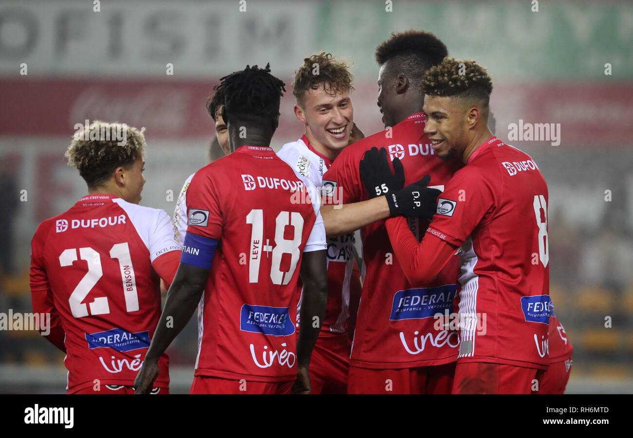 MOUSCRON, Belgio - 01 febbraio : Mergim Vojvoda di Mouscron celebra dopo un goal durante la Jupiler Pro League Match Day 24 tra Royal Excel Mouscron e Sporting Charleroi su 01 Febbraio, 2019 a Mouscron, Belgio. (Foto di Vincent Van fare Foto Stock
